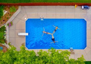 Une belle piscine sécurisée pour les enfants.
