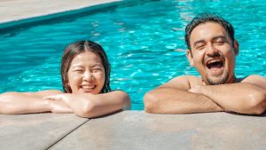 Les établissements de camping en Dordogne avec piscine couverte, pour profiter de la baignade toute l'année