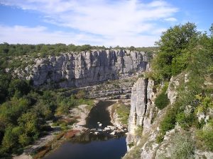 Les campings en Ardèche avec location de mobil-home, pour des vacances confortables